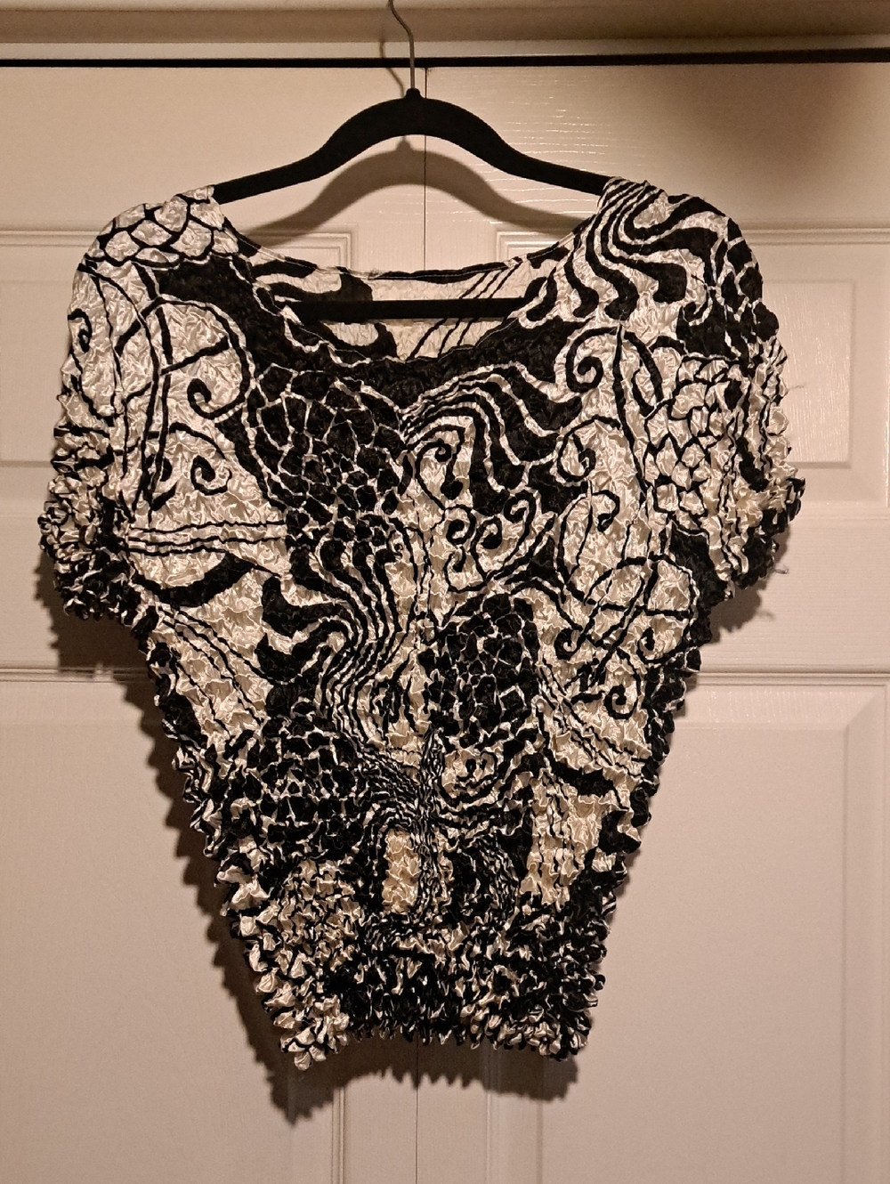 🕸Womens Black & Cream White Textured Short Sleeve Stretchy fashionable top